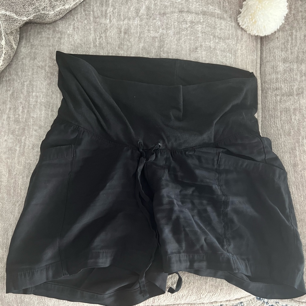 Old Navy Black Maternity Short size M